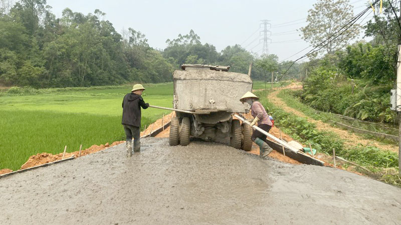 Nhân dân trên địa bàn xã chung tay làm đường bê tông xi măng